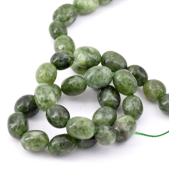 Ovale Trommelperlen dunkelgrüne Jade – 10 x 11–14 mm – Loch: 0.8 mm (1 Strang – 37 cm)