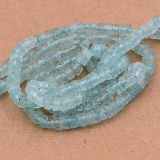 Kaufen Sie Perlen in Deutschland Heishi Rondelle Perle Aquamarin 5x2-3mm - Loch: 0,5mm (1 Strang-32cm)