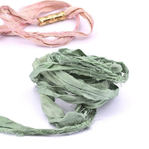 Kaufen Sie Perlen in Deutschland Seidenband Mandelgrün zerknittert ausgefranst recycelter Sari 3cm (1m)