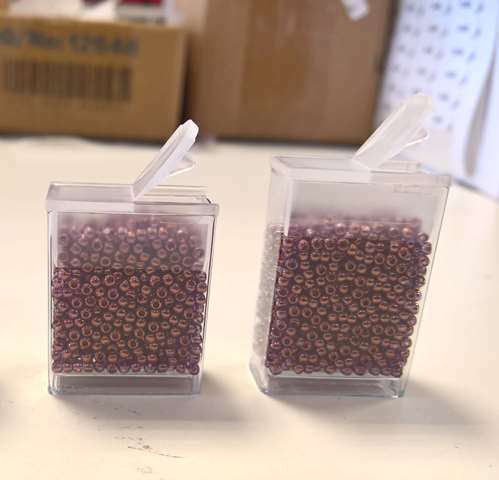 Kaufen Sie Perlen in Deutschland Rechteckige Flip / Top (4cm x 2,5cm) Plastikdosen zum 10gr TOHO oder MIYUKI (2)