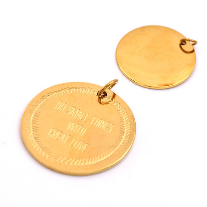 Runder Anhänger aus goldfarbenem Edelstahl mit Gravur – 17 mm (1)