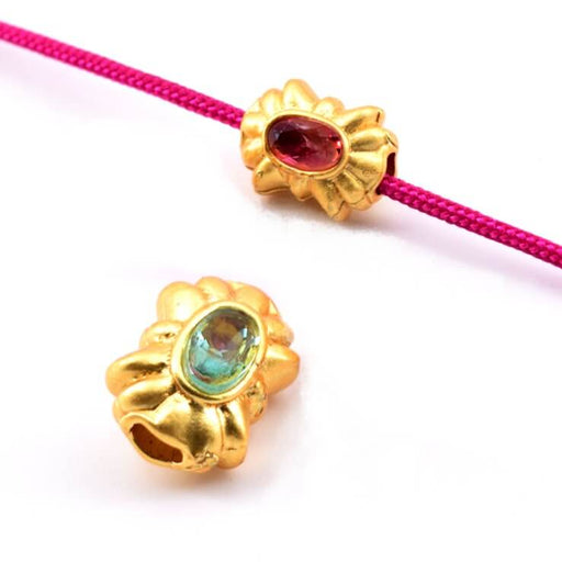 Ovale Perle aus mattgoldenem Stahl mit rotem und grünem Cabochon - 10 x 8 mm (1)