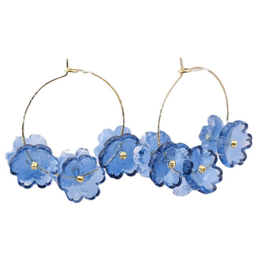 Marineblaue Blumenohrringe an 30 mm goldenen Stahlcreolen (1 Paar)