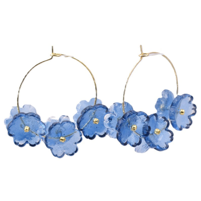 Marineblaue Blumenohrringe an 30 mm goldenen Stahlcreolen (1 Paar)