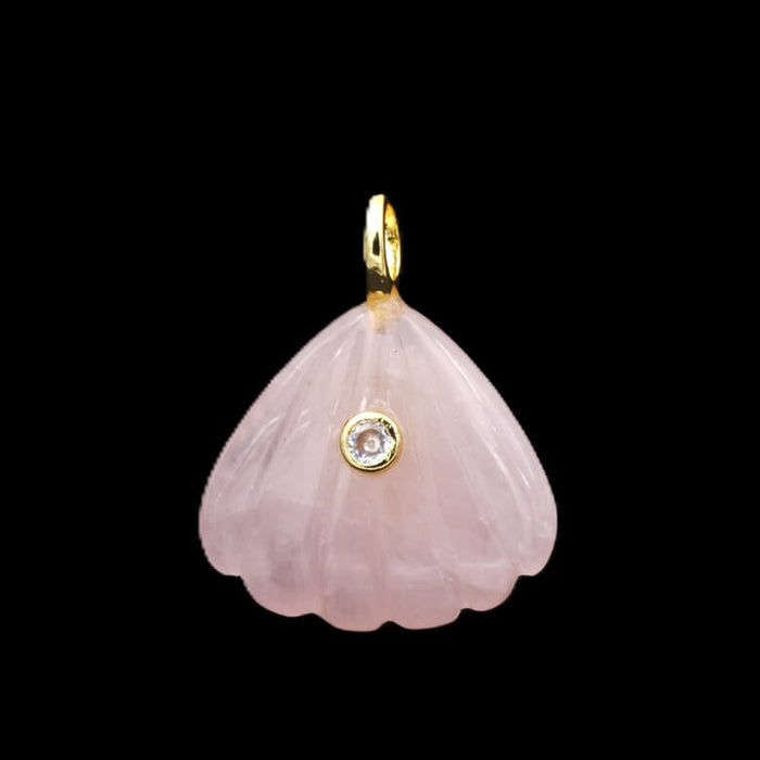 Geschnitzter muschelförmiger Rosenquarz-Anhänger – goldfarbenes Messing und Zirkon 23 x 20 mm plus Öse (1)