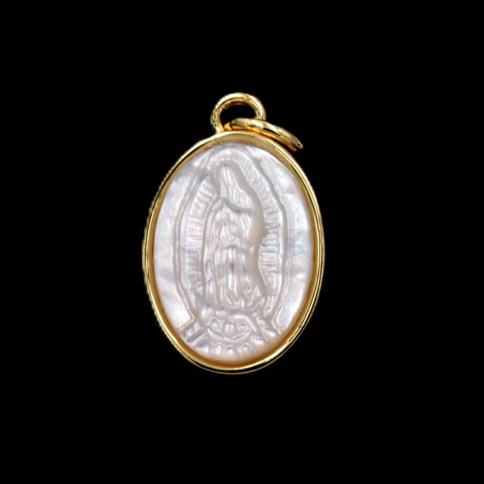 Ovaler Muschelanhänger Jungfrau von Guadalupe – goldfarbenes Messing – 11 mm – Loch: 3 mm (1)