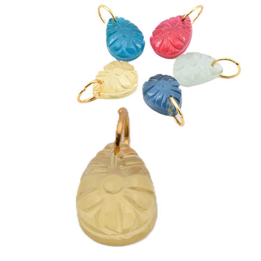 Tropfenförmiger Anhänger – 16 x 12 mm – Geschnitzte Blume – Citrinimitat mit Messingring (1)