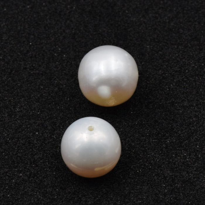 Weiße kartoffelförmige runde Süßwasserperlen 8–8.5 mm – Loch: 0.5 mm (2)