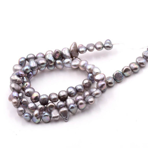 Kaufen Sie Perlen in Deutschland Süßwasserperlennugget dunkelgrau irisierend 5-6mm (1 Strang- 40cm)