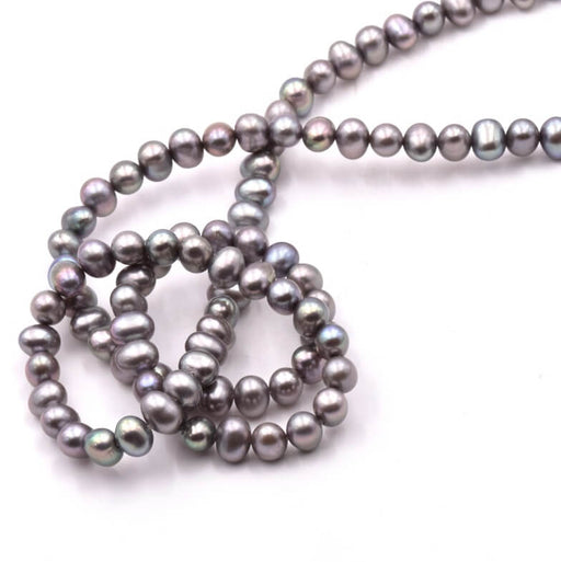 Kaufen Sie Perlen in Deutschland Süßwasserperle Runde schillernde dunkelgraue Kartoffel 5 mm (1 Strang - 40 cm)
