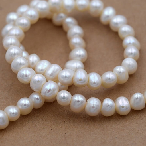 Kaufen Sie Perlen in Deutschland Weiße Popatoe-Süßwasserperle 6-6,5 mm (1 Strang-40 cm)