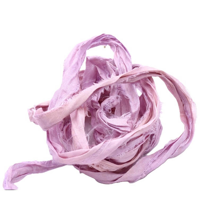 Recyceltes Sari-Seidenband – ausgefranst und geknittert – Hellviolett – 30 mm (1 m)