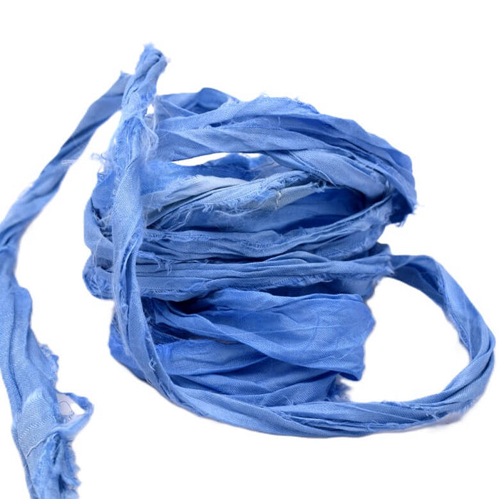 Recyceltes Sari-Seidenband – ausgefranst und geknittert – Blau – 30 mm (1 m)