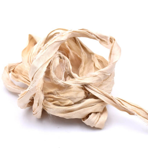 Recyceltes Sari-Seidenband – ausgefranst und geknittert – Cremeweiß 30 mm (1 m)