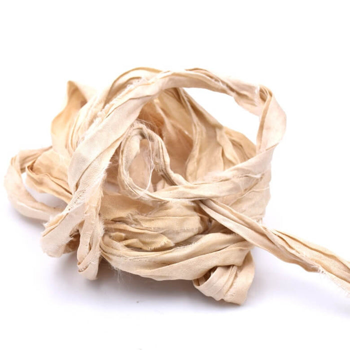 Recyceltes Sari-Seidenband – ausgefranst und geknittert – Cremeweiß 30 mm (1 m)