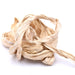 Recyceltes Sari-Seidenband – ausgefranst und geknittert – Cremeweiß 30 mm (1 m)
