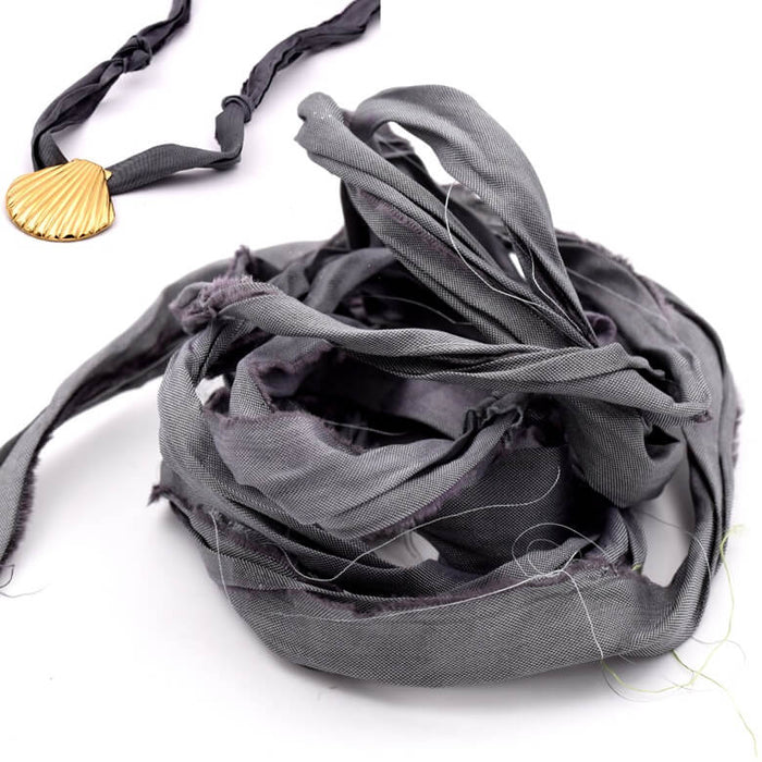 Recyceltes Sari-Seidenband – ausgefranst und geknittert – Dunkelgrau – 30 mm (1 m)
