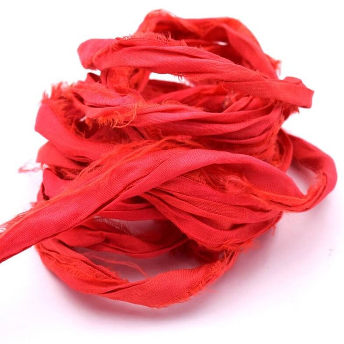 Recyceltes Sari-Seidenband – ausgefranst und geknittert – Rot – (1 m)