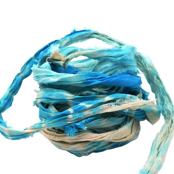 Recyceltes Sari-Seidenband – ausgefranst und geknittert – Blau und Weiß – 30 mm (1 m)