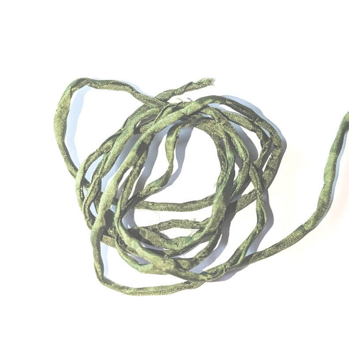 Handgefärbte Naturseidenkordel – olivgrün – 2 mm (1 m)
