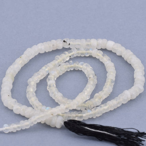 Kaufen Sie Perlen in Deutschland Mondstein-Rondelle-Perle 2–4 x 4–5 mm – Loch: 0,5 mm (1 Strang – 33 cm)