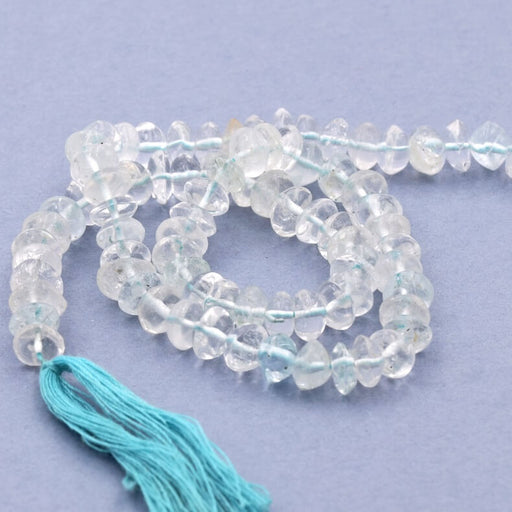Kaufen Sie Perlen in Deutschland Aquamarin-Knopfperle 4–5 x 2–4 mm – Loch: 0.5 mm (1 Strang – 35 cm)