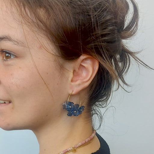 Kaufen Sie Perlen in Deutschland Marineblaue Blumenohrringe an 30 mm goldenen Stahlcreolen (1 Paar)