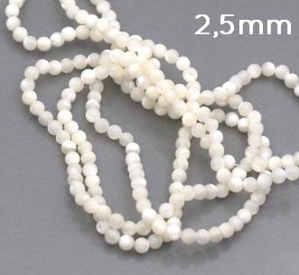 Perle rund, naturweiße Muschel, 2,5 mm Loch: 0,6 mm - 39 cm (1 Strang)