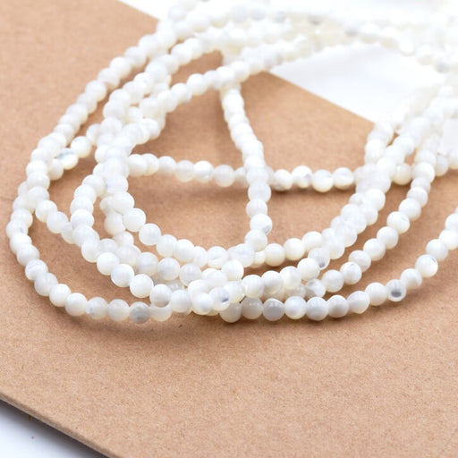 Kaufen Sie Perlen in Deutschland Runde Perlen aus natürlichem weißem Muschelperlmutt 3.5 mm - Loch: 0.5 mm (1 Strang - 39 cm)