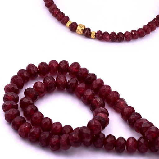 Kaufen Sie Perlen in Deutschland Facettierte runde Perle, rot getönte Jade – 6x4 mm – Loch: 1mm (1 Strang – 36 cm)