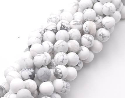 Kaufen Sie Perlen in Deutschland Weiße Howlith Perlen, mattiert, rund - 8mm (1 Strang)