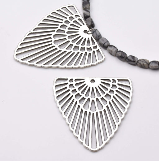 Kaufen Sie Perlen in Deutschland Zink-basierte Charms Dreieck Antik Silber Boho Style (42mm) (1)