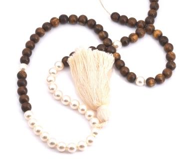 Lange Halskette Holz, Swarovski Perlen und Pompon