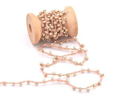 Kaufen Sie Perlen in Deutschland Baumwollschnur dune mit rocailles-perlen GOLDEN hell ROSA (90cm)